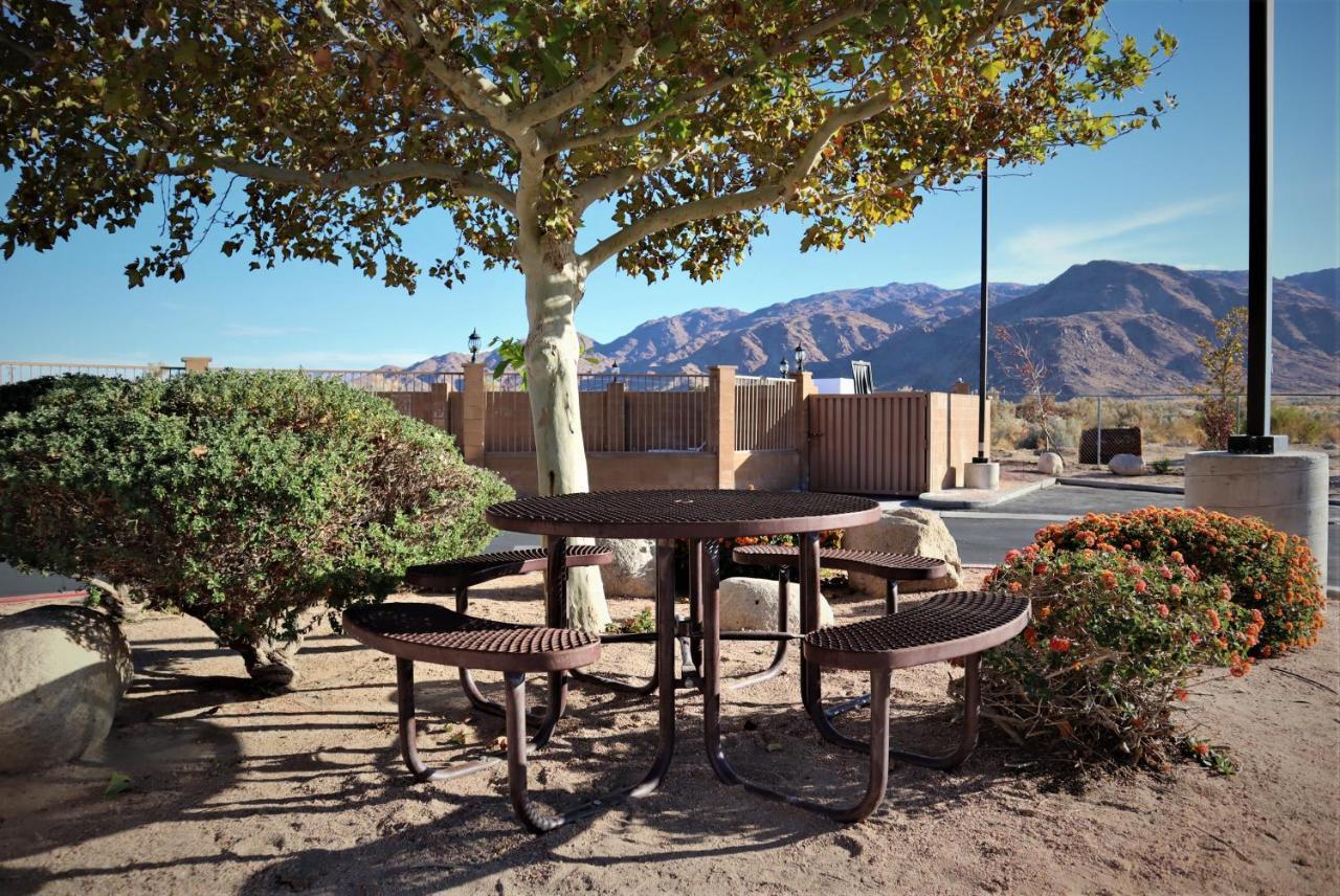Oasis Inn And Suites 29 Palms Hotel Joshua Tree National Park Туентинайн Палмс Екстериор снимка