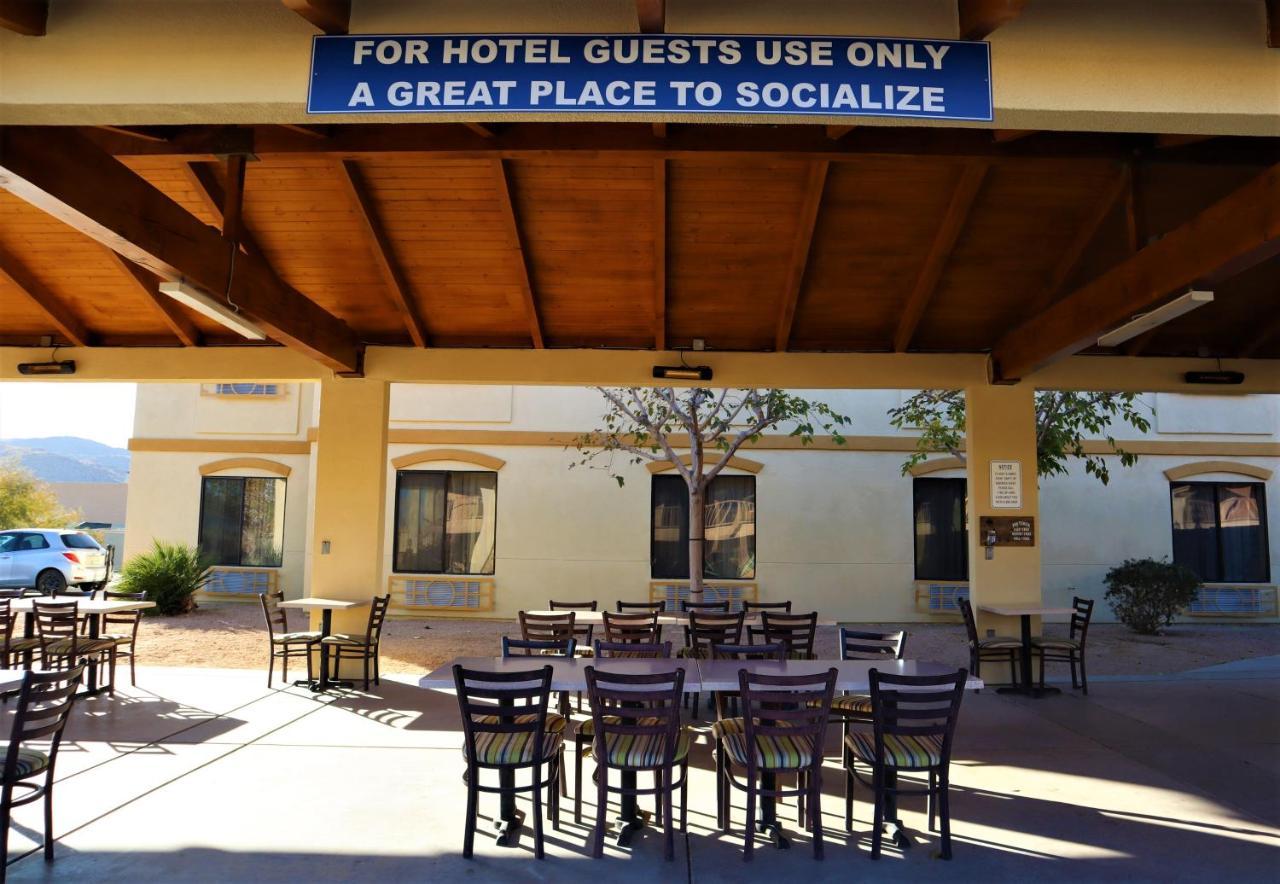 Oasis Inn And Suites 29 Palms Hotel Joshua Tree National Park Туентинайн Палмс Екстериор снимка
