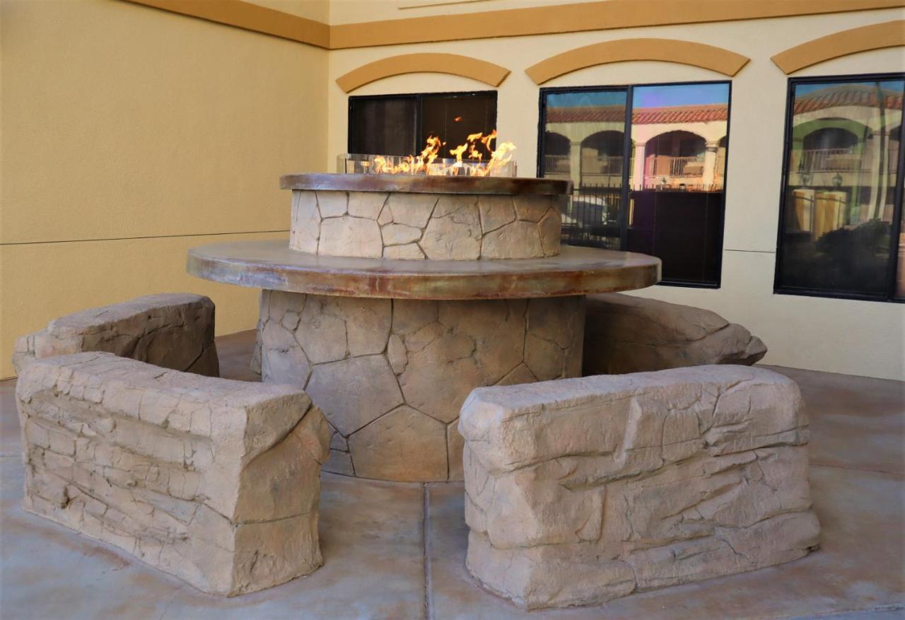 Oasis Inn And Suites 29 Palms Hotel Joshua Tree National Park Туентинайн Палмс Екстериор снимка