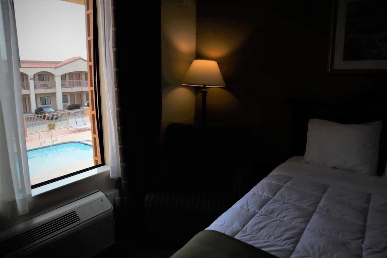 Oasis Inn And Suites 29 Palms Hotel Joshua Tree National Park Туентинайн Палмс Екстериор снимка